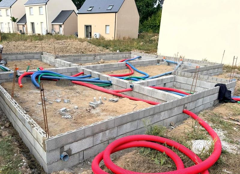 Soubassement en parpaings avec les gaines et réseaux posés à l'intérieur